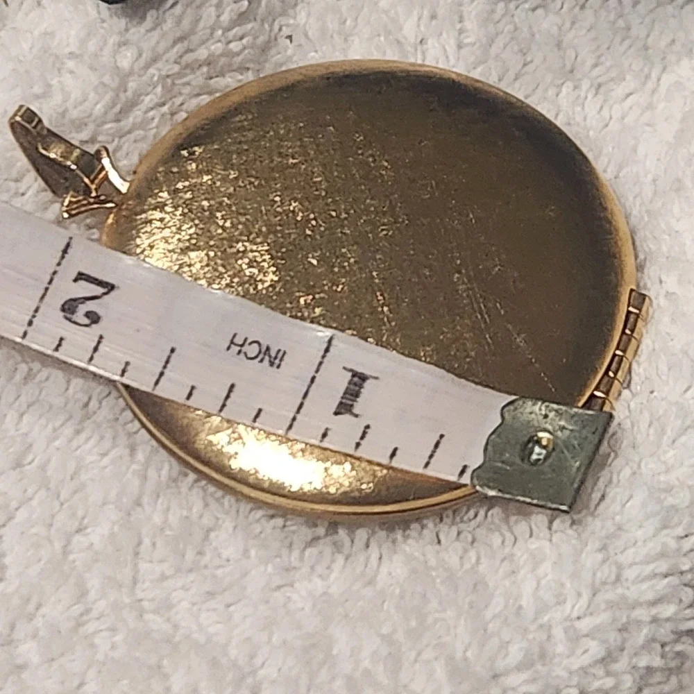 Vintage Avon Gold Tone‎ Floral Needlepoint Round Locket Pendant Necklace Charm